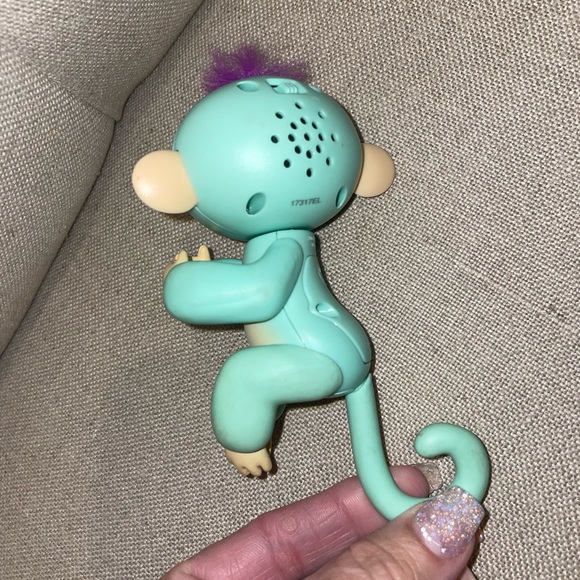 Fingerlings Monkey - Zoe (Seafoam Green with Purple hair) - Interactive Baby Pet - Picture 7 of 13